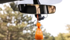 Attenzione agli oggetti appesi allo specchietto in auto