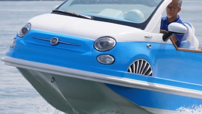 La Fiat 500 solca le acque del mare: un modello incredibile