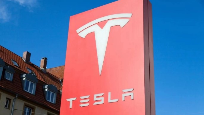 Tesla, il concessionario realizza l’auto in meno di un minuto