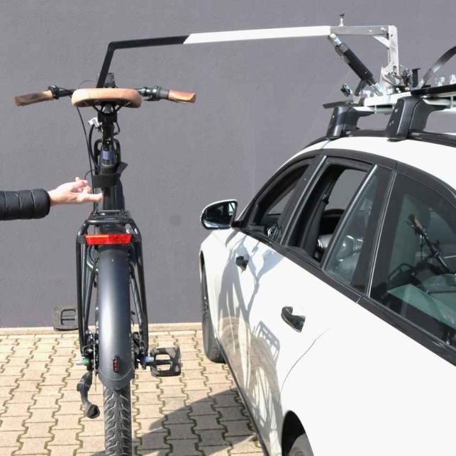 E-bike, il portapacchi che la solleva e la carica in auto