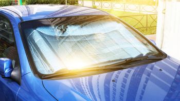 Come evitare il caldo in auto: gli accessori indispensabili