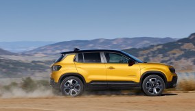 Le ibride plug-in e le elettriche di Jeep continua a crescere: il marchio è leader nel segmento dei modelli ricaricabili