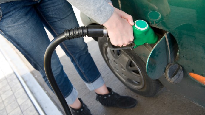 Più di 2,70 euro per un litro di benzina: è follia sull’autostrada