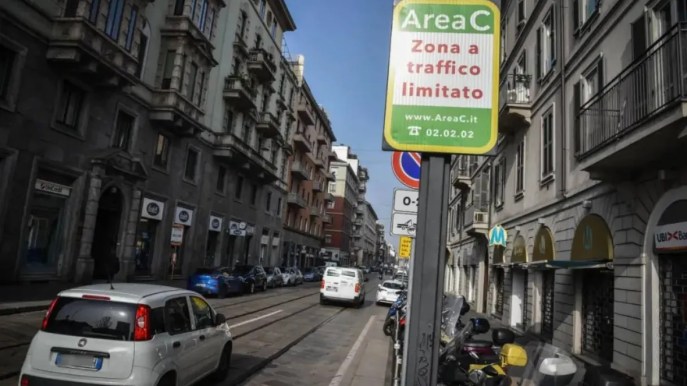 Milano, nuove regole per Area B e C: per i camion cambia tutto
