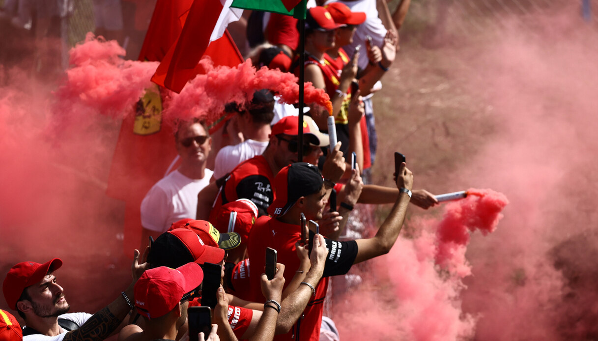 I tifosi della Ferrari hanno festeggiato il podio di Sainz a Monza