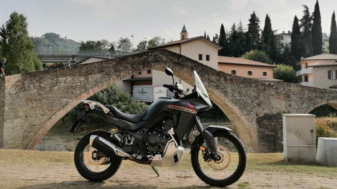 Attraverso le Alpi con la nuova Honda XL750 Transalp