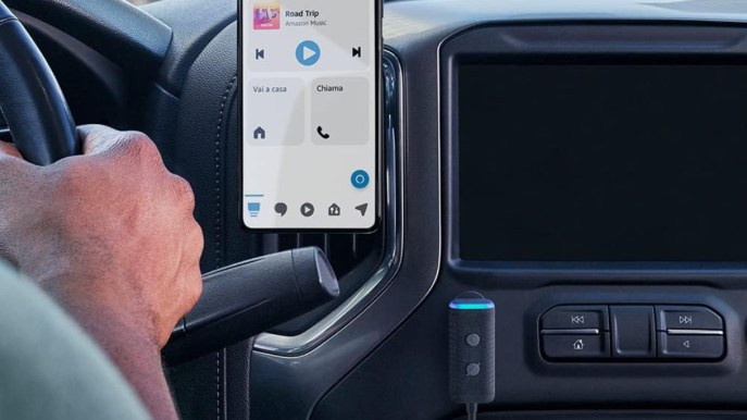 Porta Alexa in Auto: il nuovo Amazon Echo Auto a metà prezzo