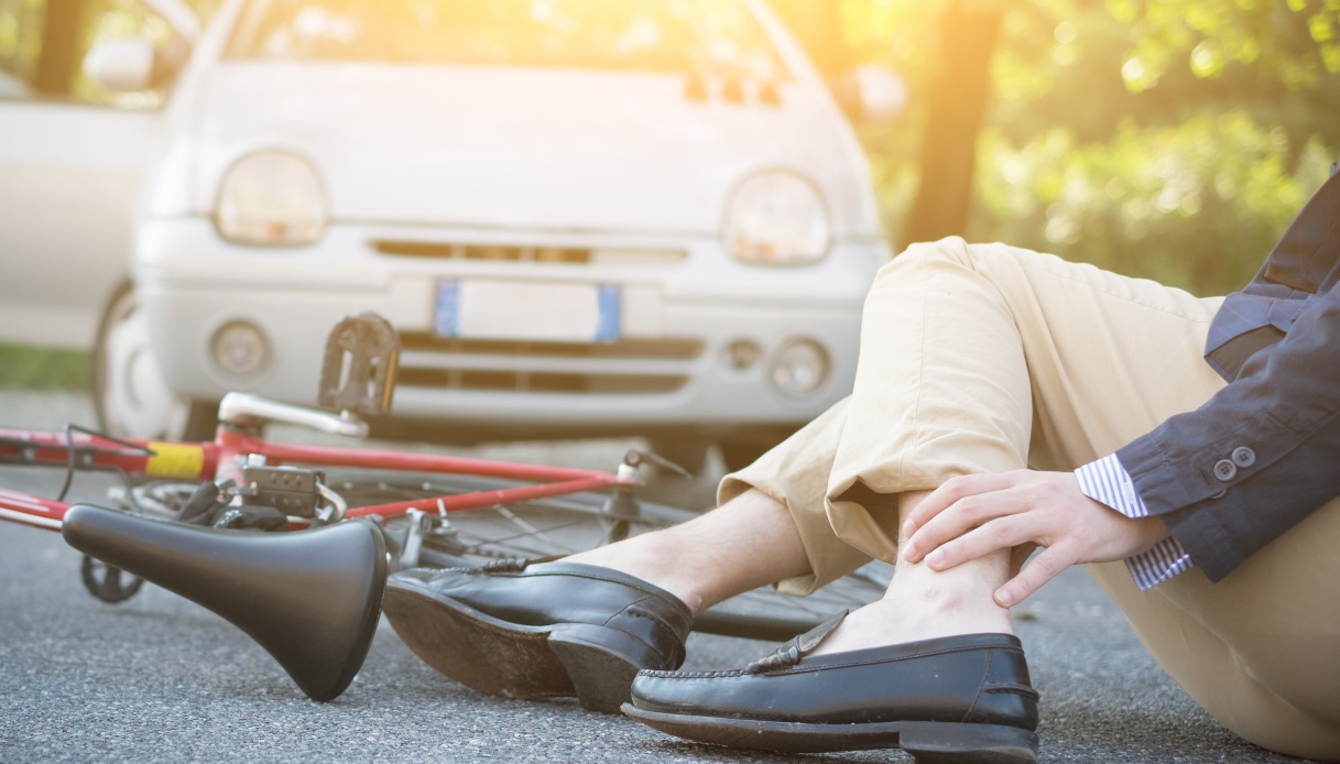 Persona caduta in bici dopo incidente