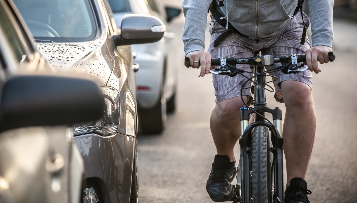 La bici nel traffico tra le auto