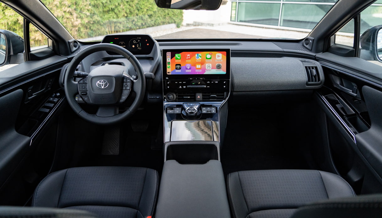 Nuovo Toyota bZ4X: l'abitacolo del SUV elettrico