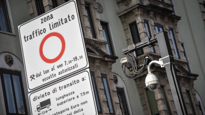 Milano, l’Area C diventa “vietata a tutti”