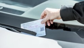 Multe false sul parabrezza auto: come riconoscerle
