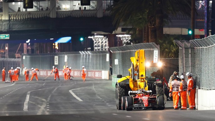A Las Vegas un tombino beffa la Ferrari di Sainz