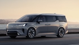 Volvo EM90, la prima monovolume: elettrica e premium