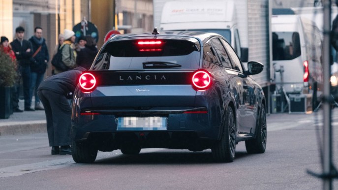 Lancia Ypsilon avvistata a Milano: la prima volta senza veli