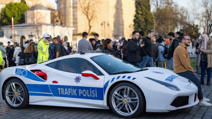 Le Ferrari dei narcos diventano auto ufficiali della Polizia