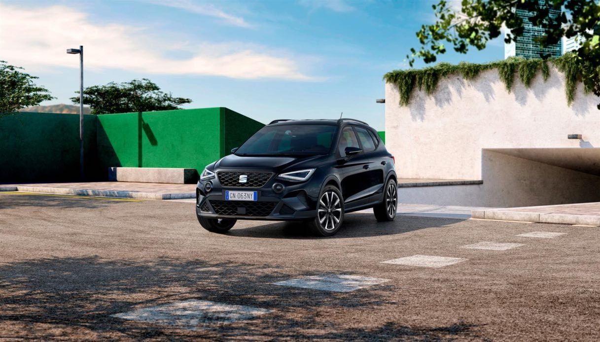 https://www.virgilio.it/motori/wp-content/uploads/sites/4/2024/02/SEAT-Arona-Black-Edition-1.jpg