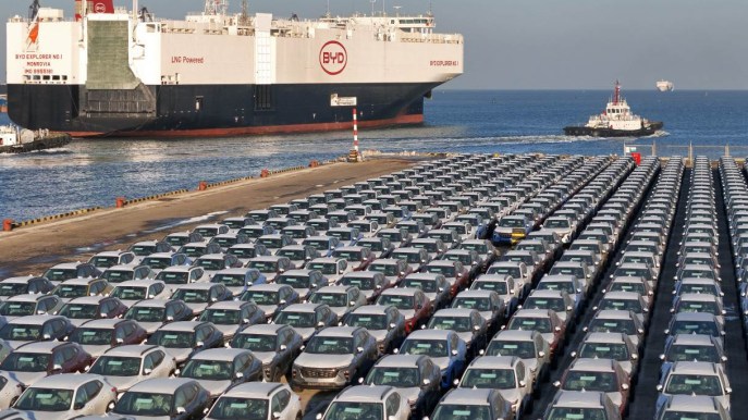 Navi cargo piene di auto arrivano in Europa dalla Cina