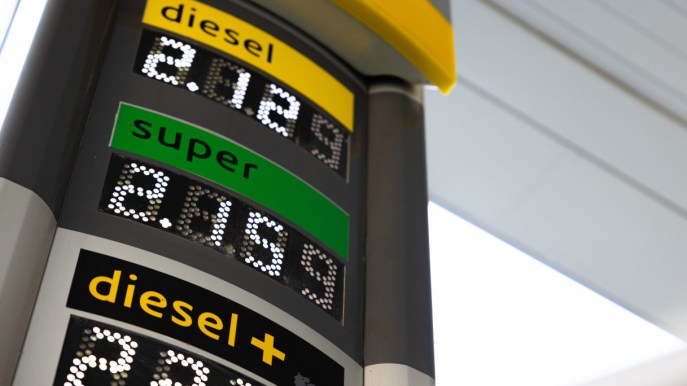 Benzina di nuovo alle stelle: superati i 2,5 euro al litro