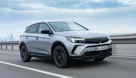 La nuova Opel Grandland brilla nella guida e inquina meno