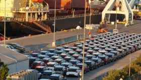 Perché migliaia di auto elettriche cinesi sono abbandonate nei porti in Europa