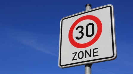 Città 30, i Comuni vogliono decidere autonomamente sui nuovi limiti di velocità