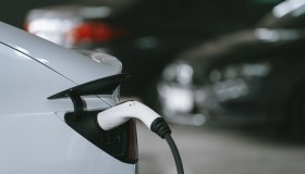 Auto elettriche, la batteria è troppo carica? Vietato salire sul traghetto