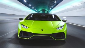 Gli rubano Rolex e parte all’inseguimento con la Lamborghini, auto distrutta