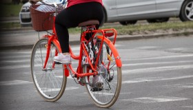 Investita sulle strisce pedonali, ciclista deve anche pagare la multa