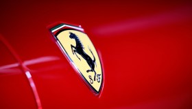 Ferrari, dimentica di metterla in sosta e la rincorre in mezzo al traffico