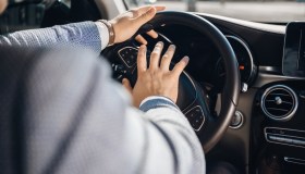 Auto sfreccia con ragazzo sul cofano, continuano le folli challenge tra giovani