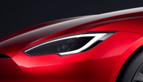 Tesla a benzina, la modifica per dire addio all’ansia da ricarica