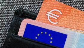 100 anni e ancora in auto, patente rinnovata fino al 2026