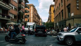 Auto in sosta folle: traffico in tilt, autobus e ambulanza bloccati