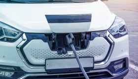 Auto elettriche, colonnine di ricarica rapida in Italia: l’ennesimo fallimento