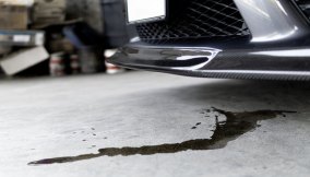 Macchia d'olio sotto un'auto