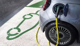 Il trucco dei furbetti per sostare nei posti delle auto elettriche