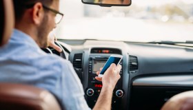 Uso del telefono al semaforo rosso, scatta la multa? Cosa dice il nuovo Codice
