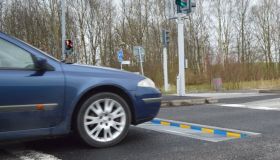 Il dosso intelligente in Svezia, si alza per punire l’eccesso di velocità