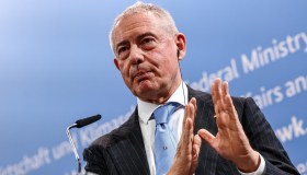 Crisi auto, Ministro Urso: “Il Green Deal è una follia”