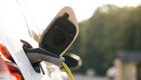 Sorpasso storico in Cina, nel 2025 più auto elettriche che tradizionali