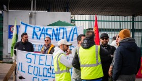 Stellantis chiude Trasnova a Pomigliano d’Arco, pioggia di licenziamenti: le proteste