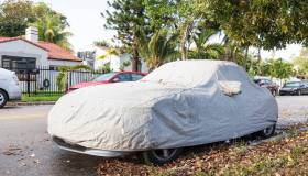 Auto coperta in strada: quando è consentito e quali regole seguire