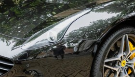 Ferrari arenata sulla spiaggia, serve carretto coi buoi per recuperarla