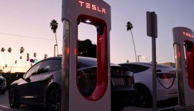 Proprietario di ben 7 Tesla, non ha mai pagato una ricarica: il trucco che usa