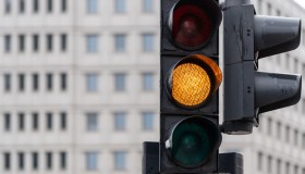 Codice della Strada, sanzione al semaforo giallo: a quanto ammonta oggi la multa