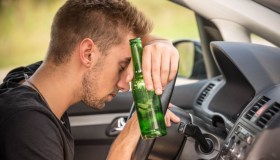 Crolla consumo di alcolici, l’esperta: “Con due bicchieri a pasto non rischi la patente”