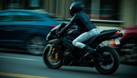 Scoperto il trucchetto del motociclista per sfuggire all’autovelox: la denuncia