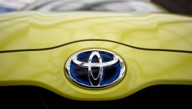 Toyota frena sull’elettrico: arriva una decisione a sorpresa