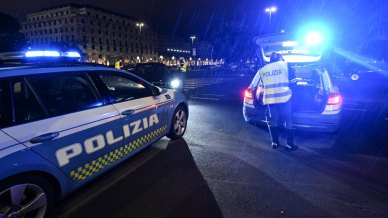 Viaggiano in 8 su un'auto omologata per 5: follia su strada